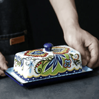 RusticBloom | Plato de mantequilla artístico con patrón de flores pintado a mano