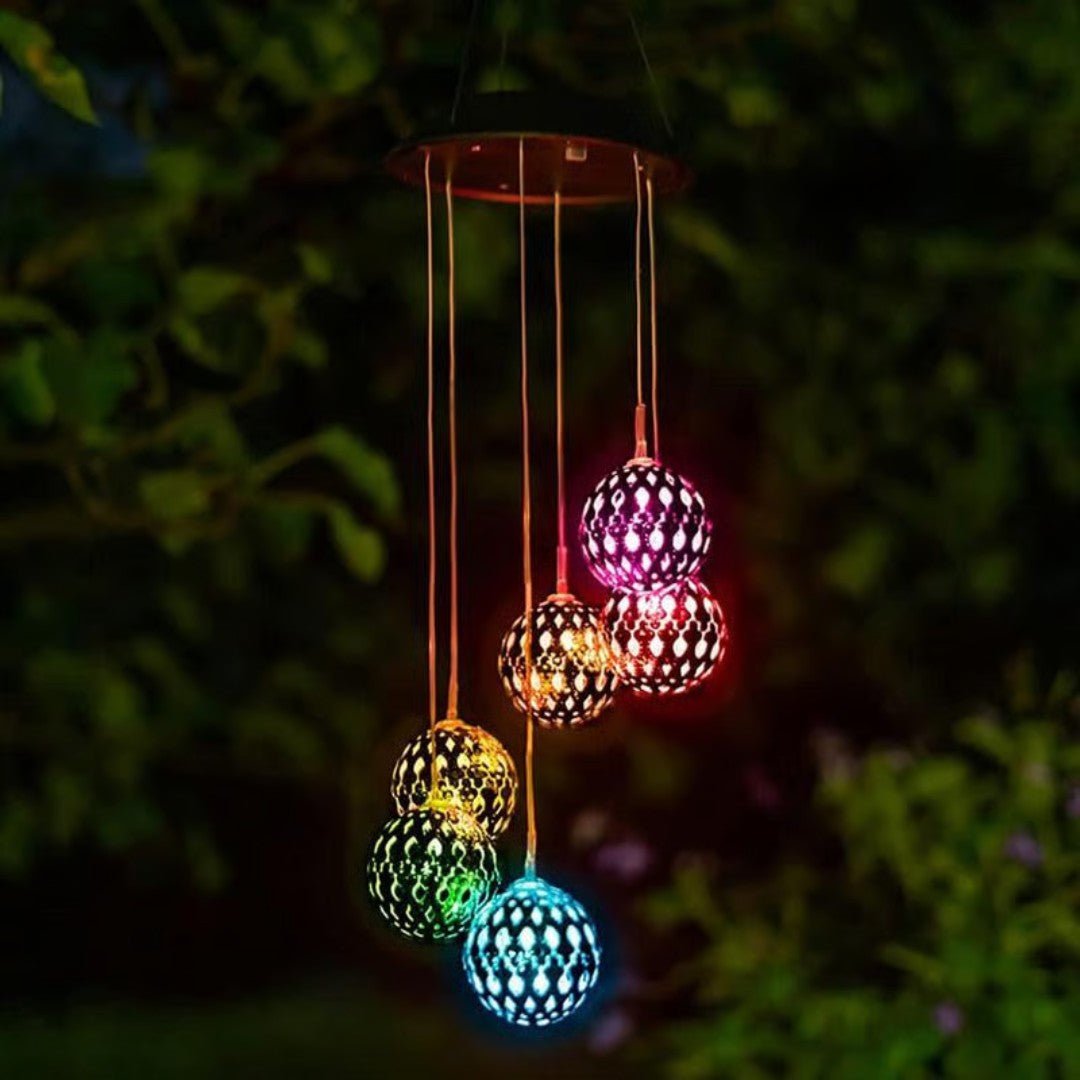 GlowSphere – Esfera Solar de Metal con Campanas de Viento y Luces LED Cambiantes