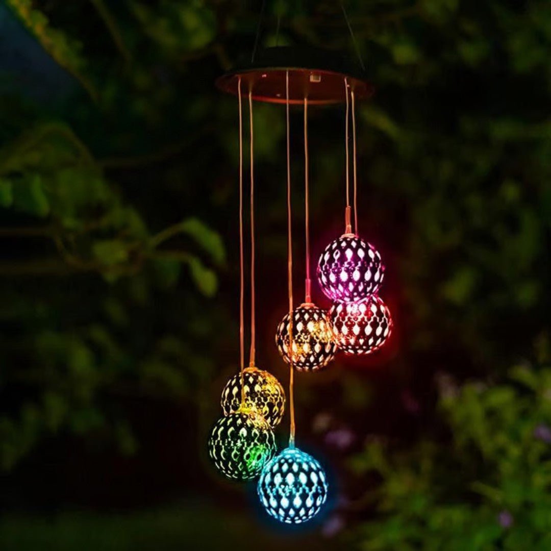 GlowSphere – Esfera Solar de Metal con Campanas de Viento y Luces LED Cambiantes