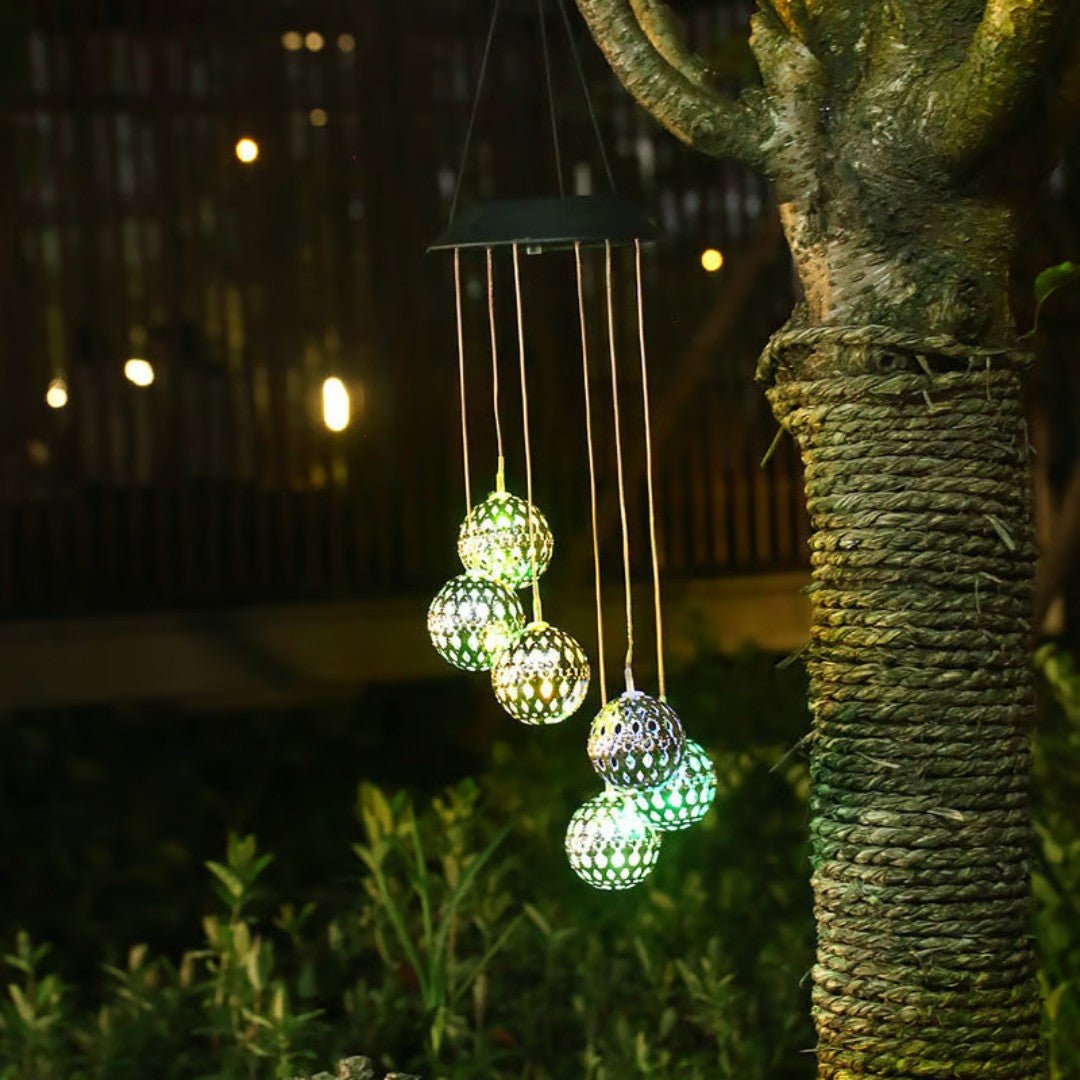 GlowSphere – Esfera Solar de Metal con Campanas de Viento y Luces LED Cambiantes