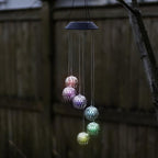 GlowSphere – Esfera Solar de Metal con Campanas de Viento y Luces LED Cambiantes