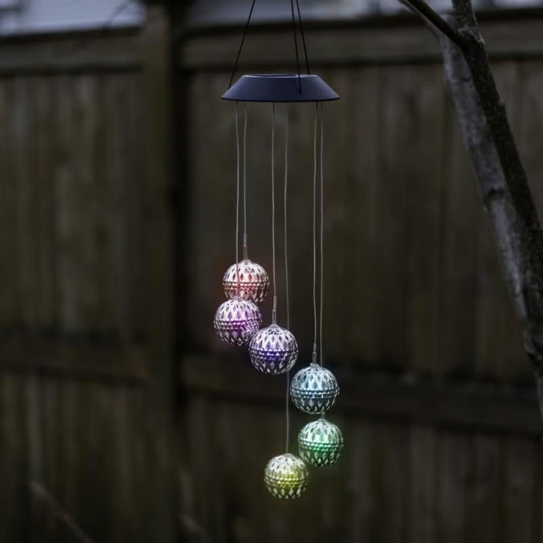 GlowSphere – Esfera Solar de Metal con Campanas de Viento y Luces LED Cambiantes