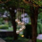 GlowSphere – Esfera Solar de Metal con Campanas de Viento y Luces LED Cambiantes