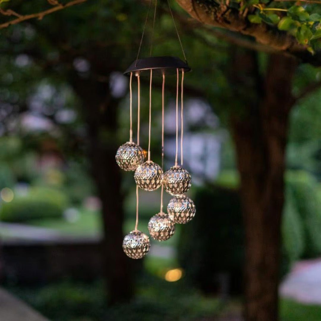 GlowSphere – Esfera Solar de Metal con Campanas de Viento y Luces LED Cambiantes