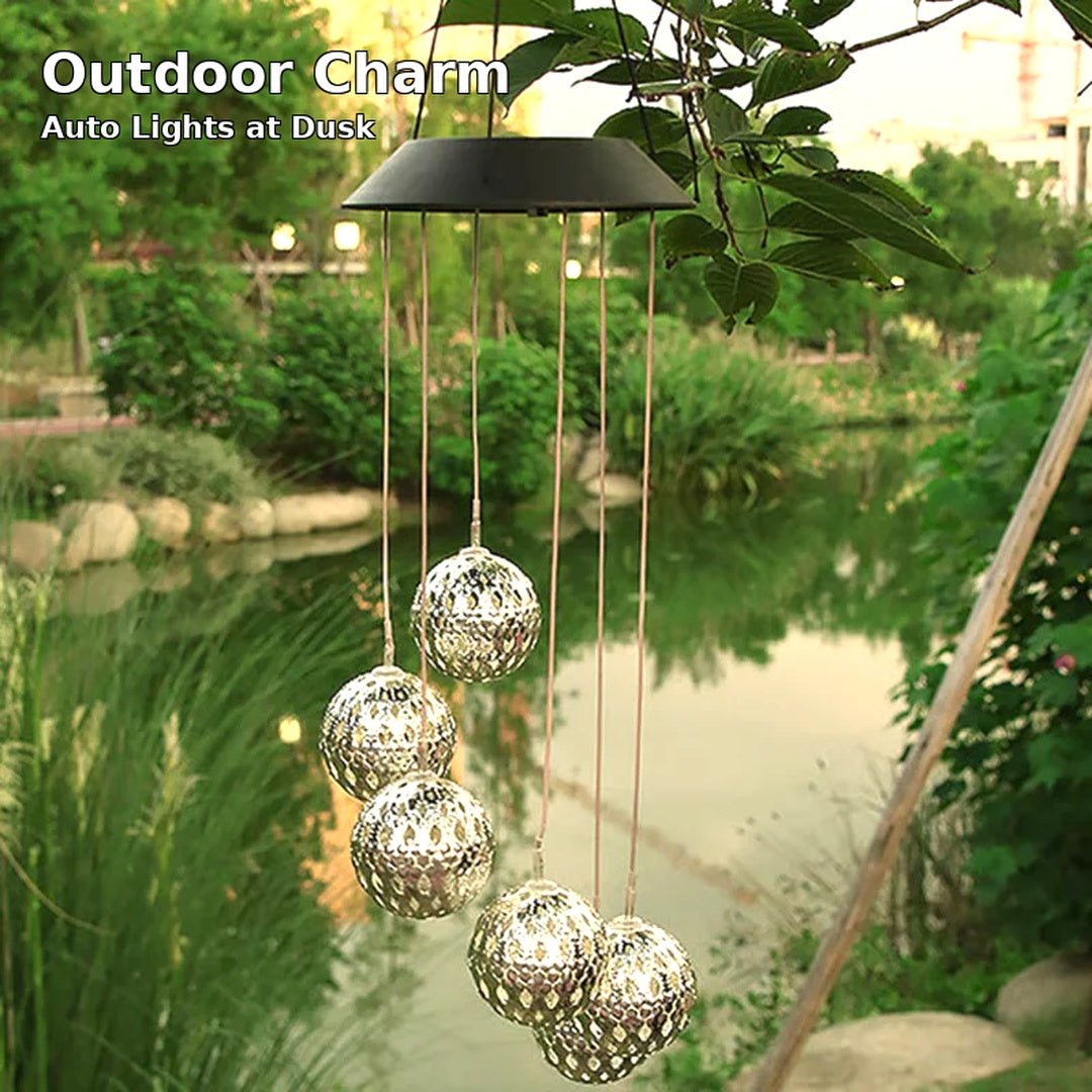 GlowSphere – Esfera Solar de Metal con Campanas de Viento y Luces LED Cambiantes